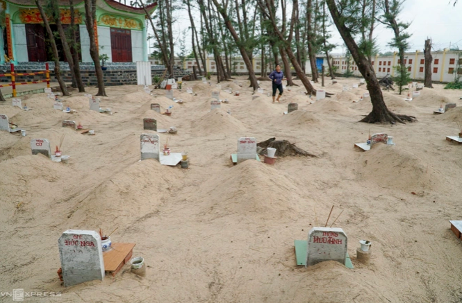 Как видите, воскуривания у каждой могилки