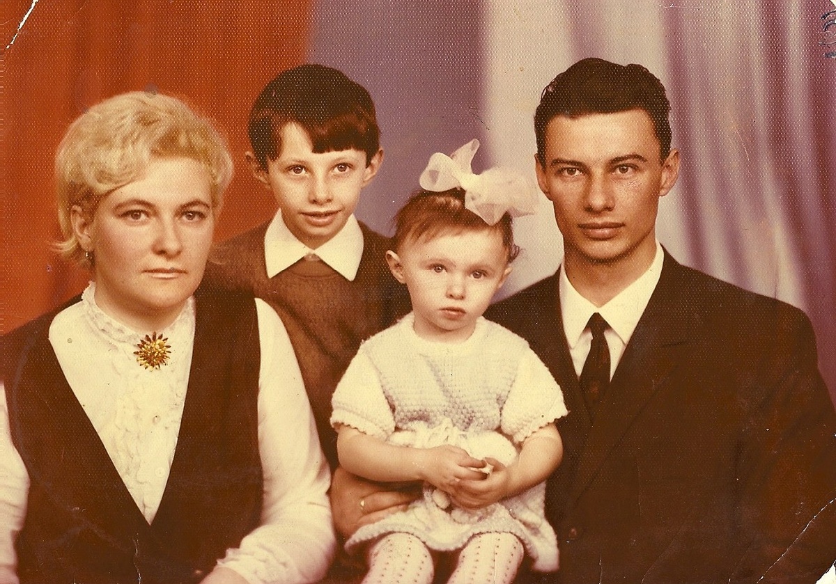 Наша дружная семья: мама, папа, брат и я!