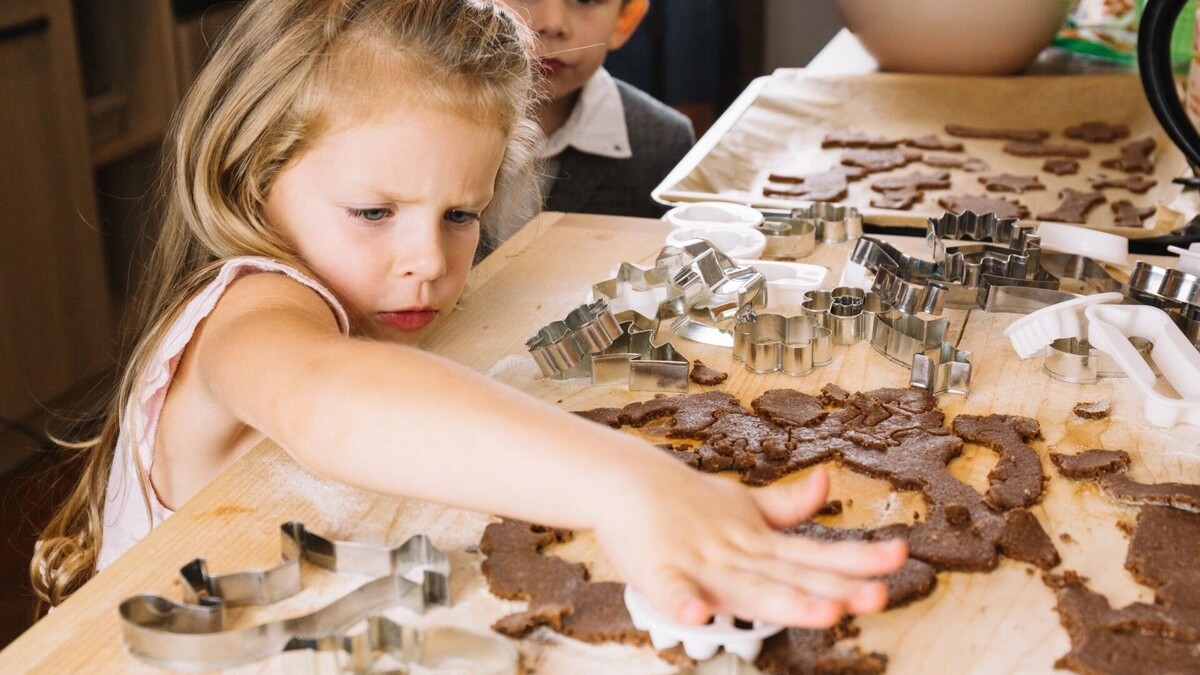    ребенок и конфеты   freepik.com