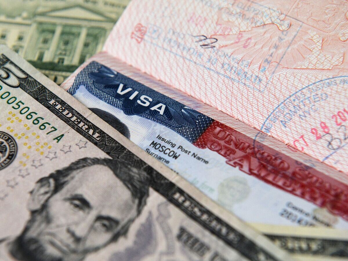    Денежные купюры США и американская виза | © РИА Новости / Сергей Мамонтов