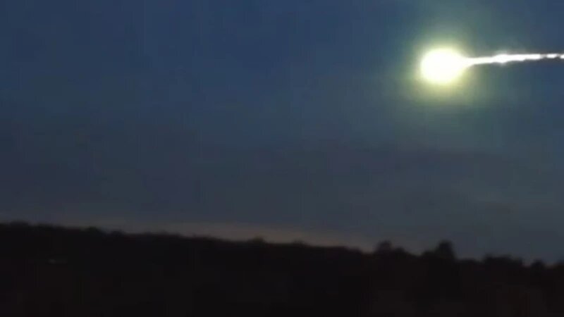     Горящий метеорит над Россией Mash