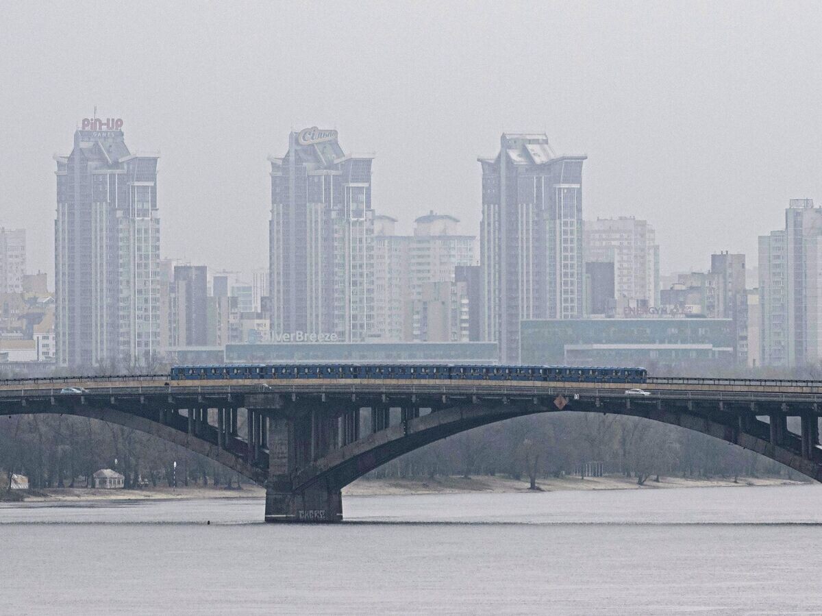    Метромост через Днепр в Киеве | © AP Photo / Andrew Kravchenko