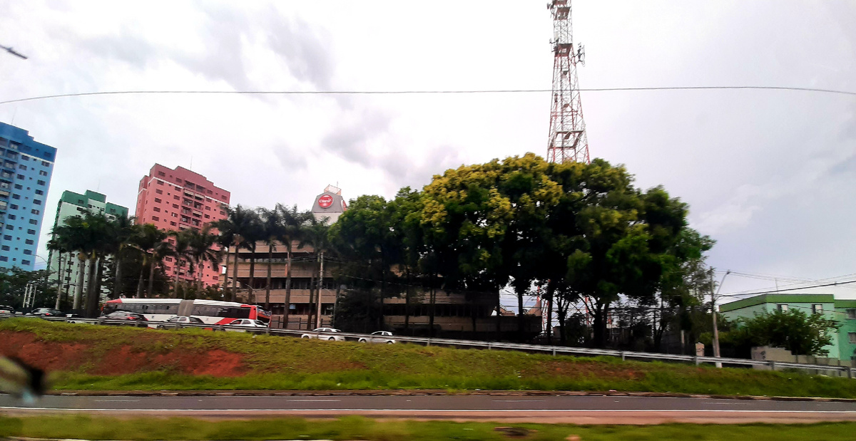 Город Кампинас из окна машины.  Я стремилась три разноцветных дома заснять. Еле успела.