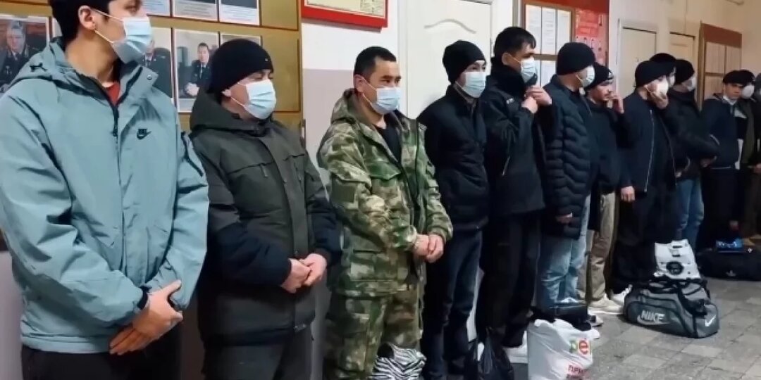 Полиция выдворила 30 граждан Узбекистана из Владивостока в Ташкент