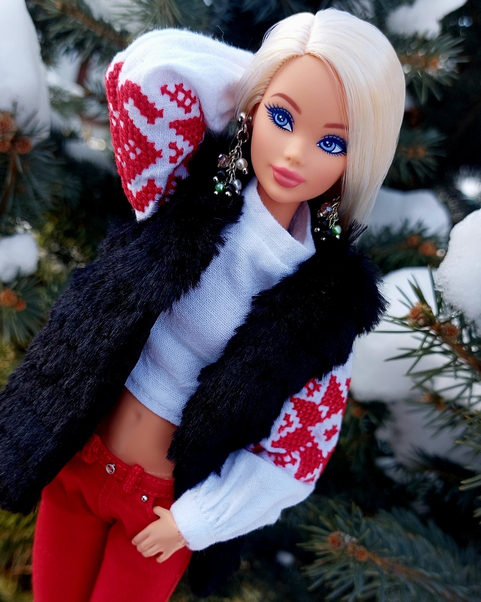 Голова от Barbie Odile 2024(игровая с аксессуарами и мини-гардеробом) на теле от Barbie Millie mtm ( в голубых штанах).