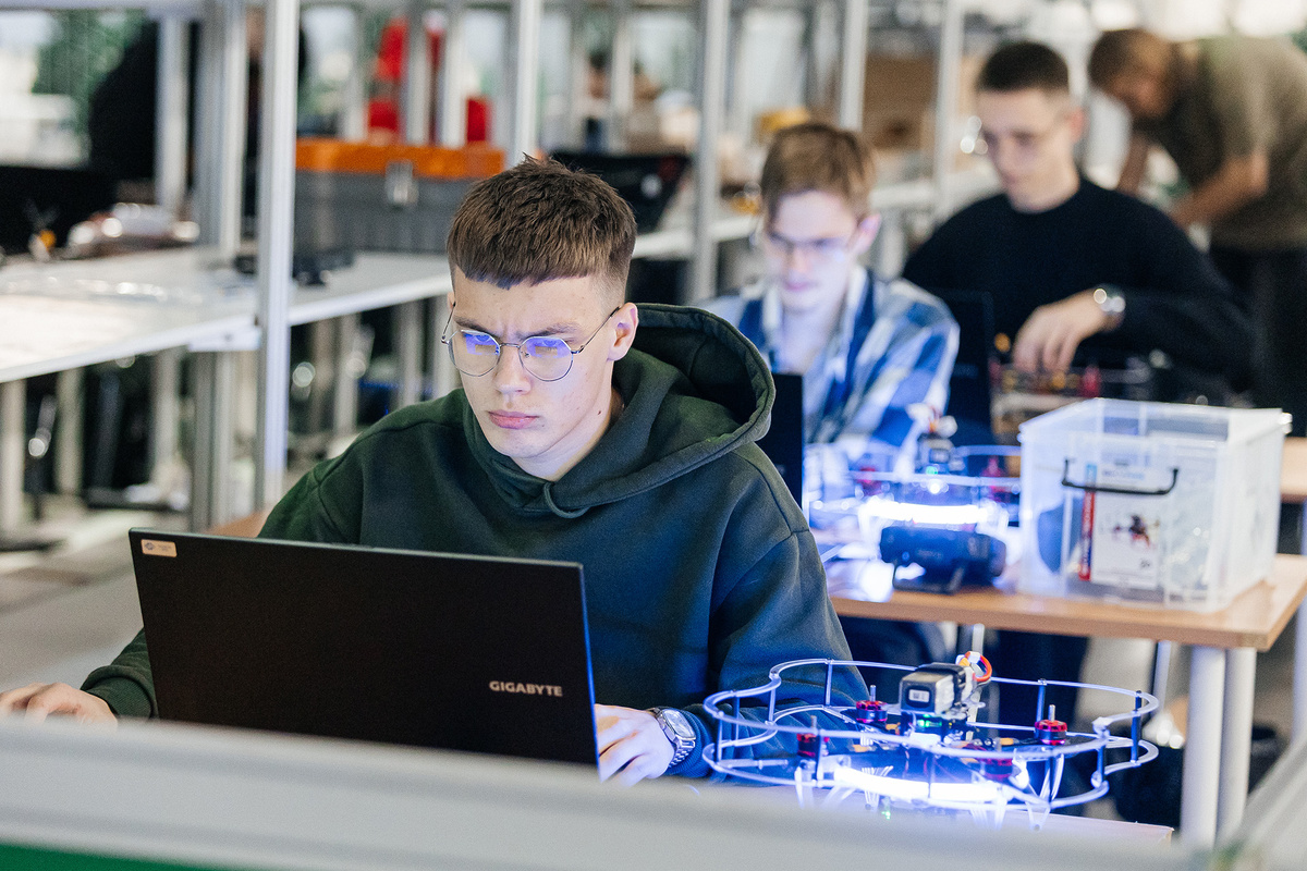 Принципы общения у молодежи заметно изменились в условиях технологического прогресса.  Фото: ФедералПресс / Иван Кабанов