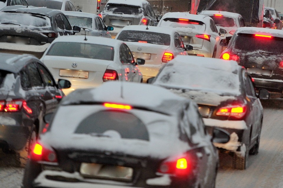    На улице Большевистская в Новосибирске из-за ДТП собралась длинная пробка. Алексей БУЛАТОВ