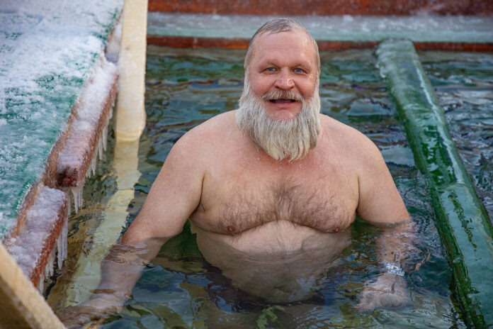 Окунулся – как заново родился! Крещение-2024. Фото с сайта парка культуры и отдыха им. Ю. А. Гагарина.