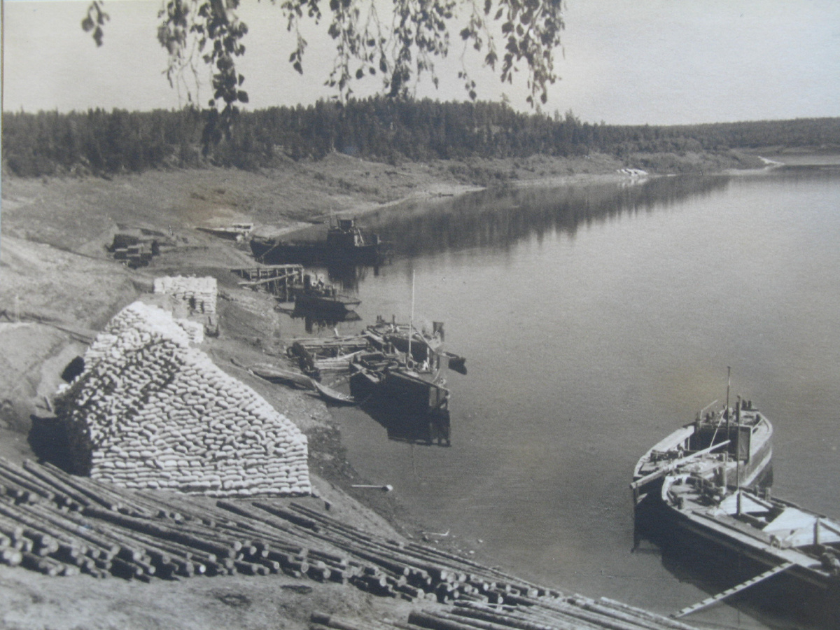 Материально-технические ресурсы на строительство дороги Чум-Салехард-Игарка текли рекой со всей страны, а вот учет за их распредлением и использованием не всегда был на высоте положения. Фото из фондов Государственного архива Российской Федерации