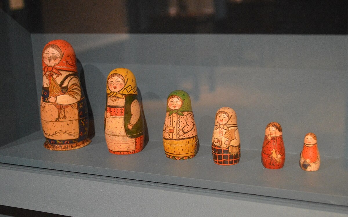 Та самая «прабабушка» всех матрёшек. Скромная, в платочке и с петухом.