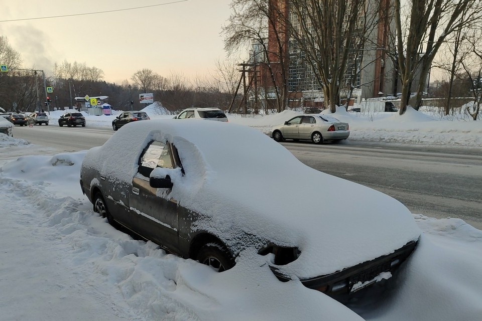    В Новосибирске ищут владельца брошенной Toyota Corona. Фото: мэрия Новосибирска