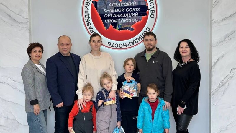     Членам первичных профсоюзных организаций были вручены билеты на новогодние представления для детей. Фото: архив А. Замороко.