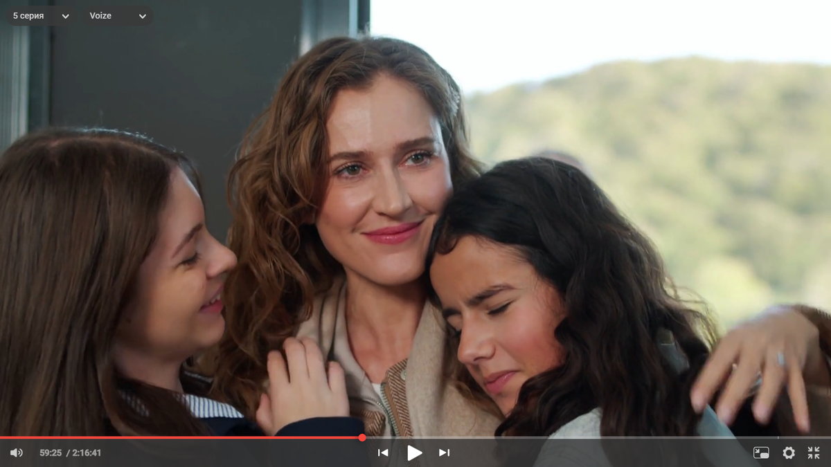 Жена и дочери Серхата. Кадр из сериала "Розы и грехи"