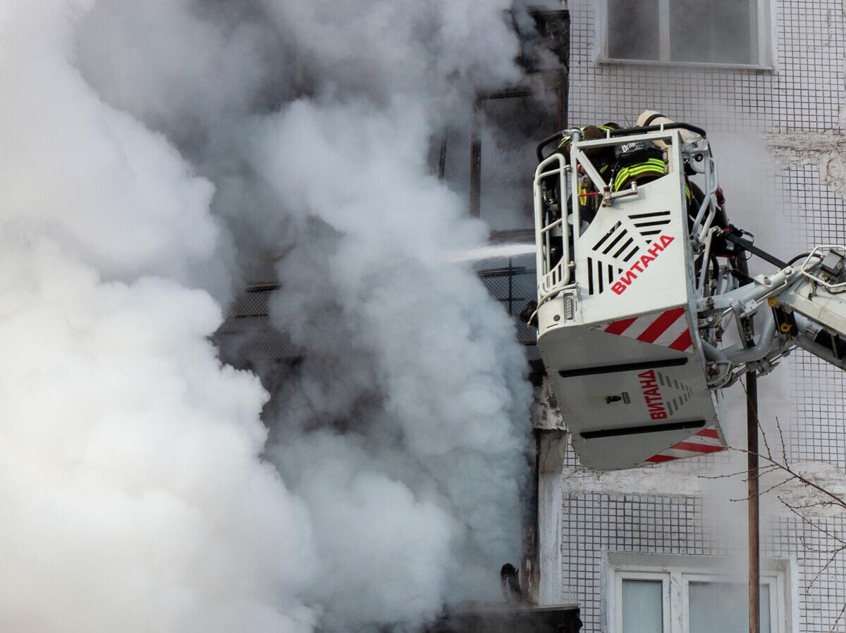   Сотрудники пожарной службы тушат пожар | © РИА Новости / Владимир Буров