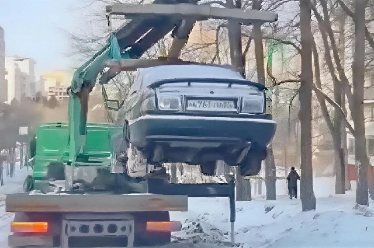    В Хабаровске начали эвакуировать машины, мешающие уборке снега