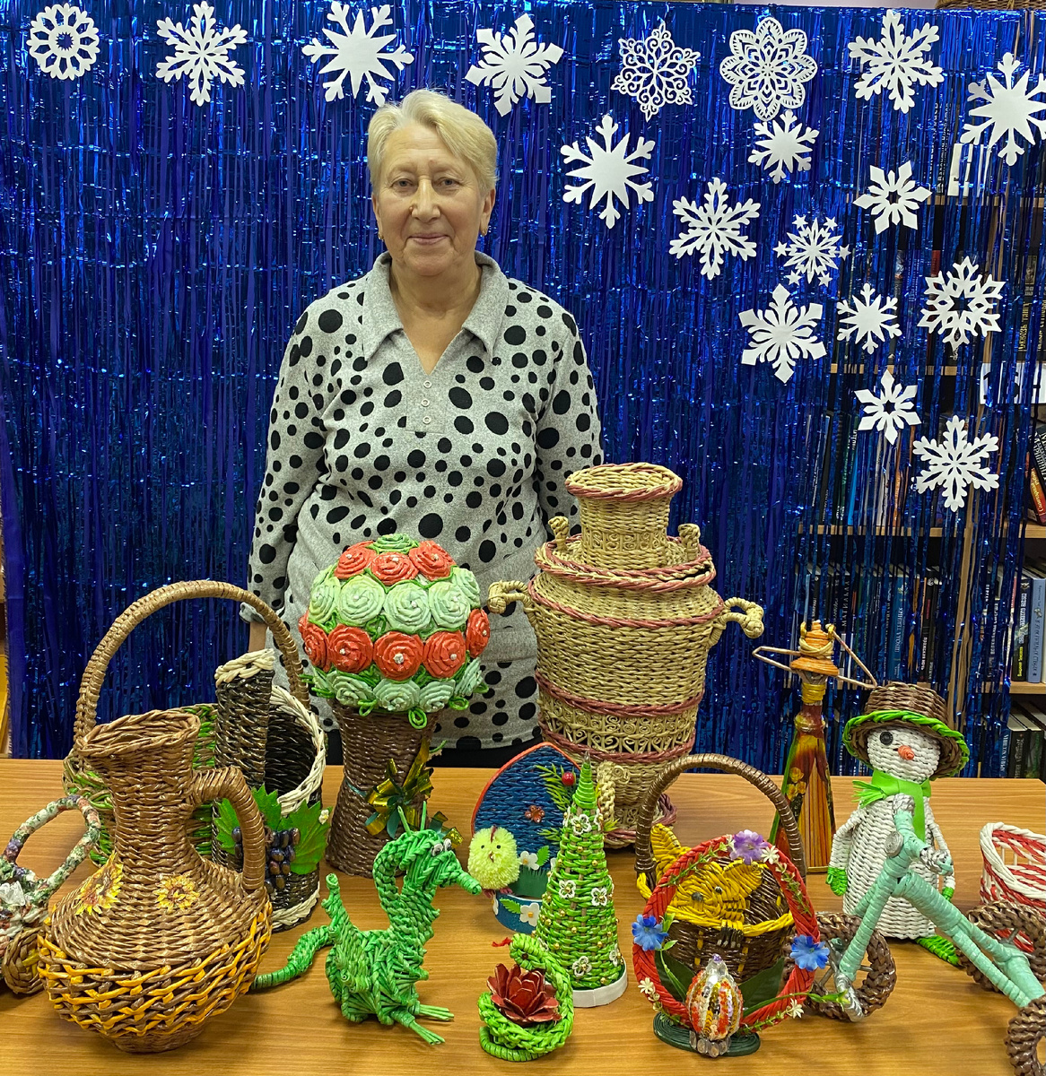 Любовь Фёдоровна со своими работами.