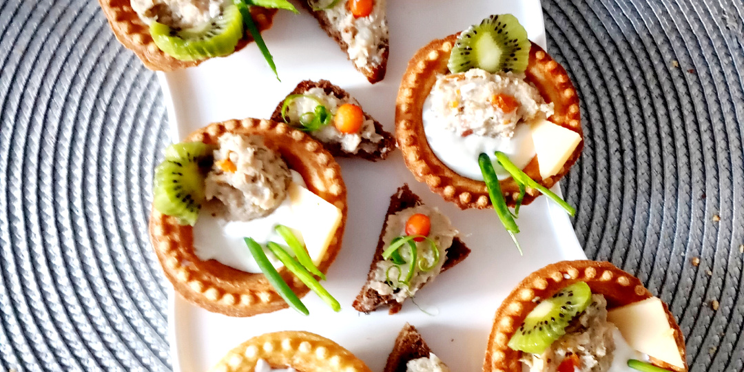 Крещенские морозы за окном, а у меня на столе с утра горячее и тарталетки