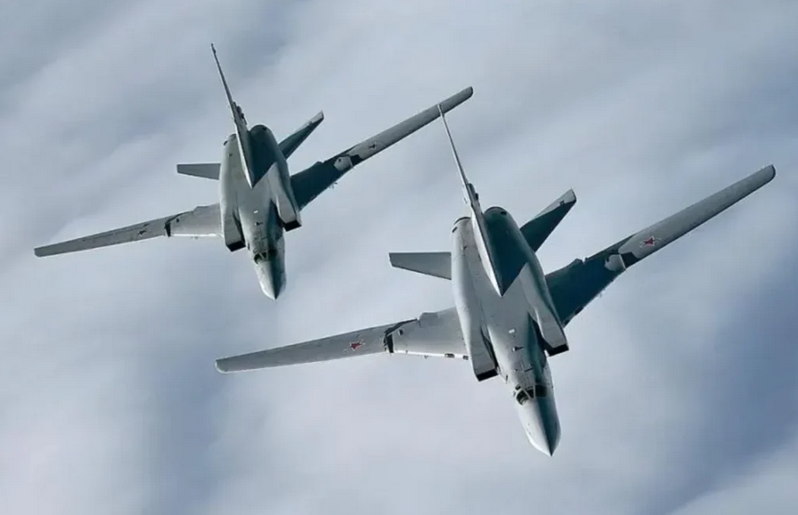  Ту-22М3 патрулируют нейтральные воды Черного моря @МО РФ