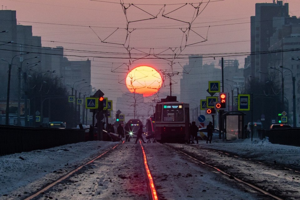    Трамвайное движение на улице Зыряновская в Новосибирске временно останавливалось из-за фуры. Олег ЗОЛОТО