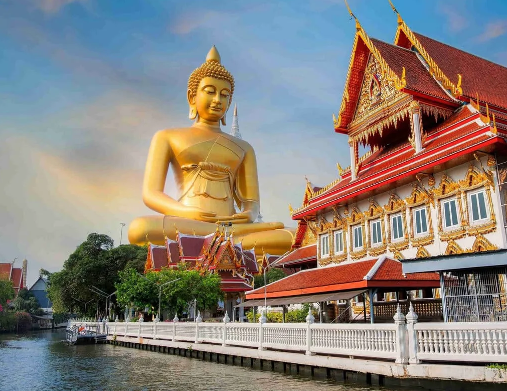 Величественная статуя Будды.