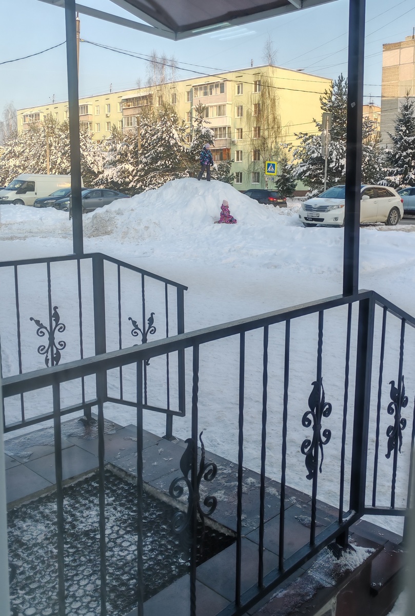 девчонки облюбовали горку. Катаются! как мы в детстве!)