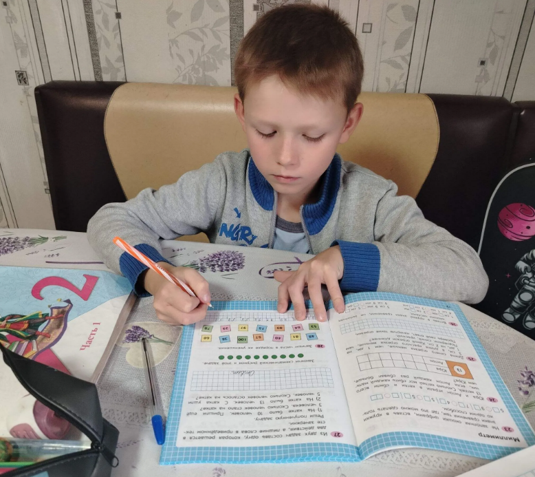 наш красавчик делает уроки.