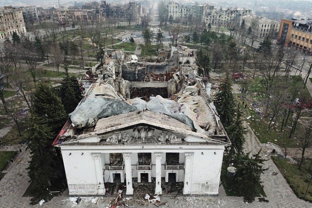    Посеченный осколками и потемневший от копоти фасад, сгоревший вестибюль, провал на месте сцены и зрительного зала... Тяжело и больно было смотреть на разрушенный театр в 2022 году. / Фото: Владимир Аносов/ РГ