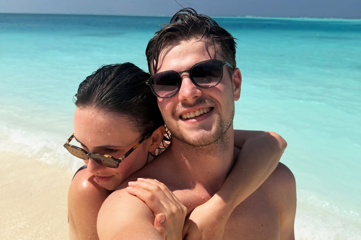     Стася Милославская в бикини страстно обнимала молодого бойфренда на мальдивском пляже