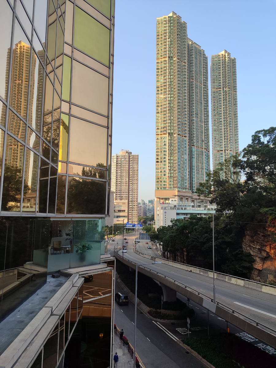 Сияющий ночью и блестящий днëм Гонконг хорошо получается описать двумя первыми строчками песни группы Weezer "I Just Threw Out The Love Of My Dreams": своими небоскрëбами город достаëт до самого неба, возвышаясь надо всеми, а его подземные переходы и тоннели вгрызаются глубоко в холмы, проползая везде. Город растëт из земли и расцветает на берегу Южно-Китайского моря, подобно огромному цветку из стали и бетона. 