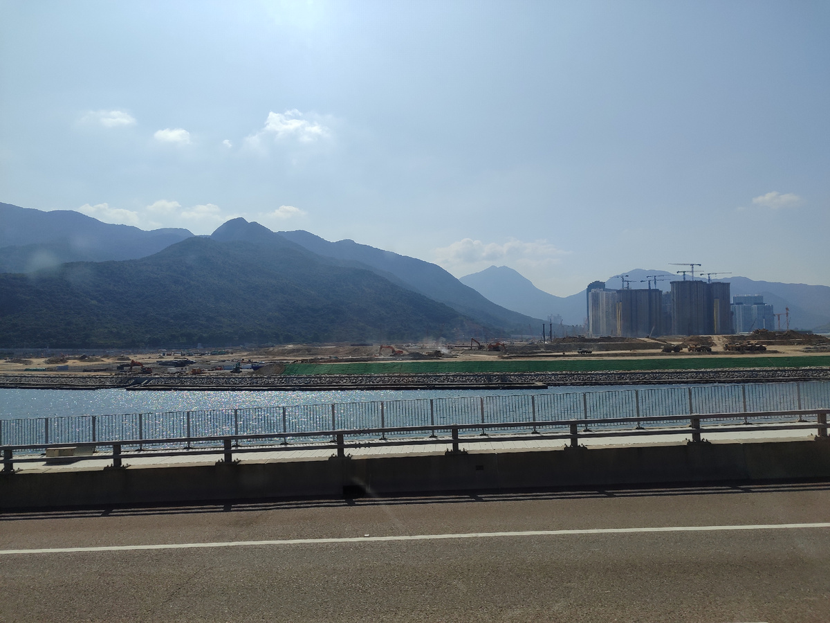 О, точно: следует сказать, что от нового и очень впечатляющего аэропорта Гонконга до города можно добраться ТОЛЬКО на автобусе или экспресс-поездом. Разумеется, это недëшево, и разумеется на беспомощных туристах бессовестно наживаются. Зато, пока едете, сможете посмотреть не только городской пейзаж, но пригороды, и преющие папоротниковые джунгли, и призывно сверкающее море, до которого уже докатились первые волны непрекращающейся застройки мега-сити. 