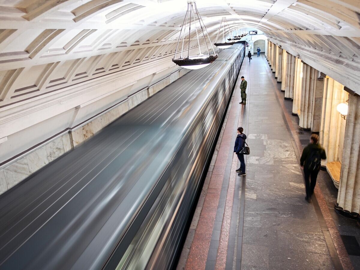    Пассажиры на станции метро "Охотный ряд" в Москве | © РИА Новости / Владимир Песня