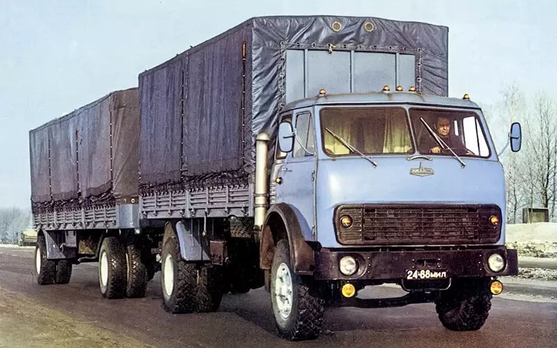 МАЗ‑5335 получил кабину, лишь немного модернизированную по сравнению с МАЗ‑500.МАЗ‑5337 и МАЗ‑5335
📷
