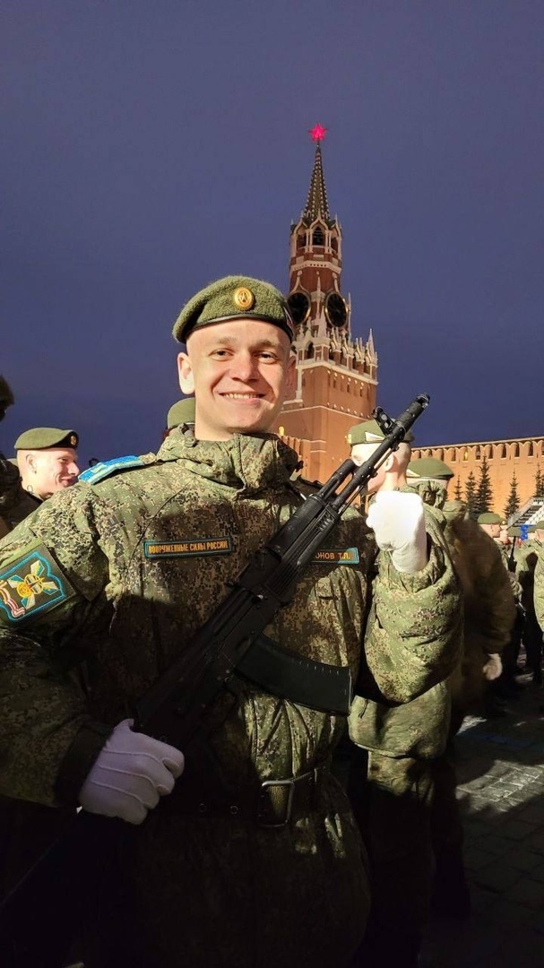 За успехи в учебе Тимофей Парамонов был удостоен чести представлять академию на Параде Победы 9 Мая на Красной площади. Фото из личного архива Тимофея Парамонова
 
