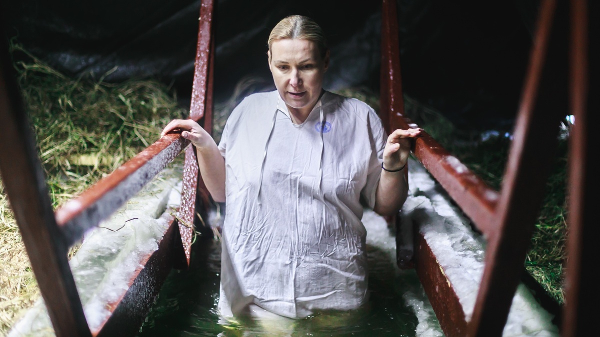    В Югре медик назвал главные правила для купания в крещенской проруби