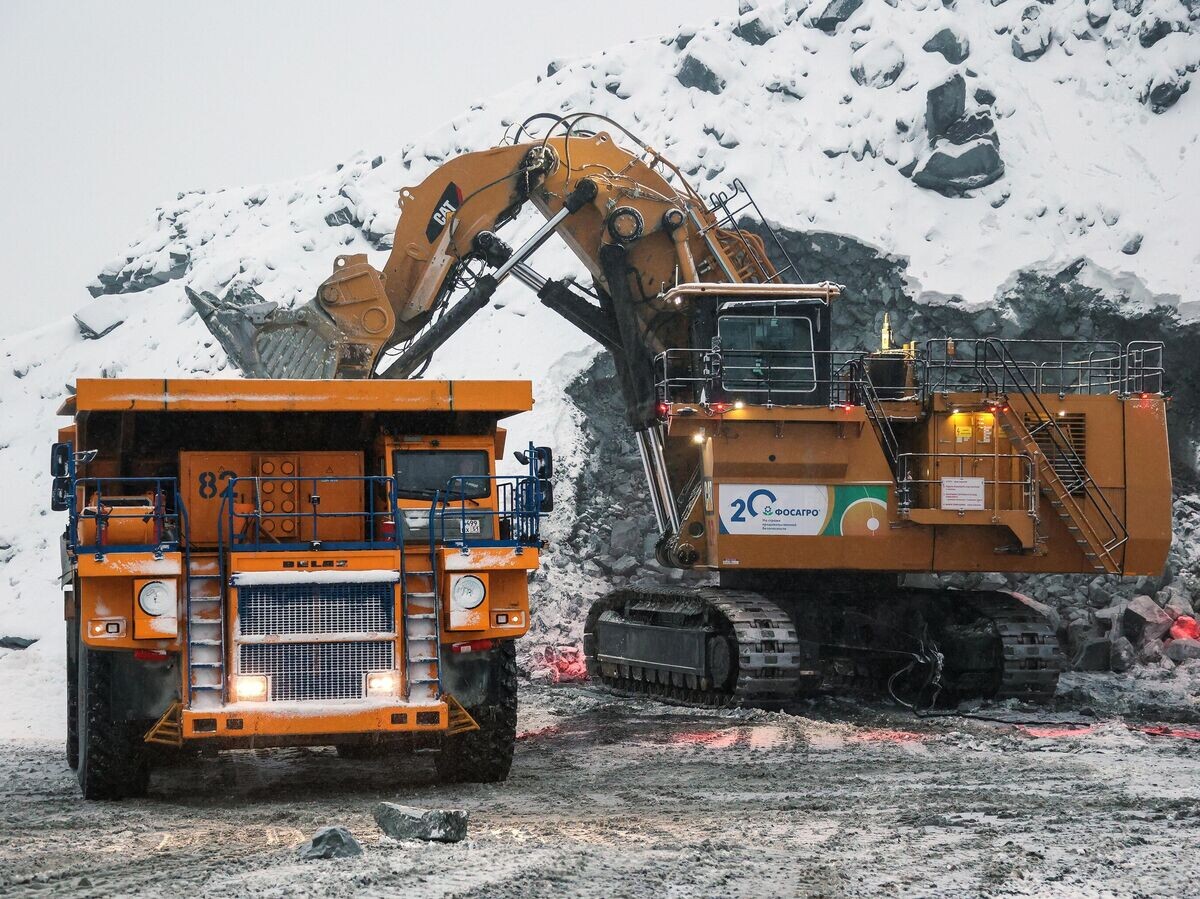    Карьерный самосвал и экскаватор на руднике | © РИА Новости / Павел Львов