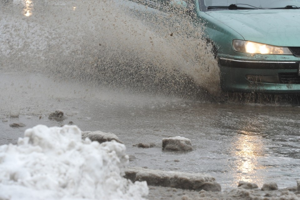    В Новосибирске из-за засора коллектора произошел разлив воды на улице Василия Старощука. Михаил ФРОЛОВ