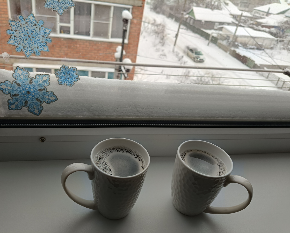 Слой снега на окне! Пришли на лоджию цикорий пить, а тут снег укутал окна!...