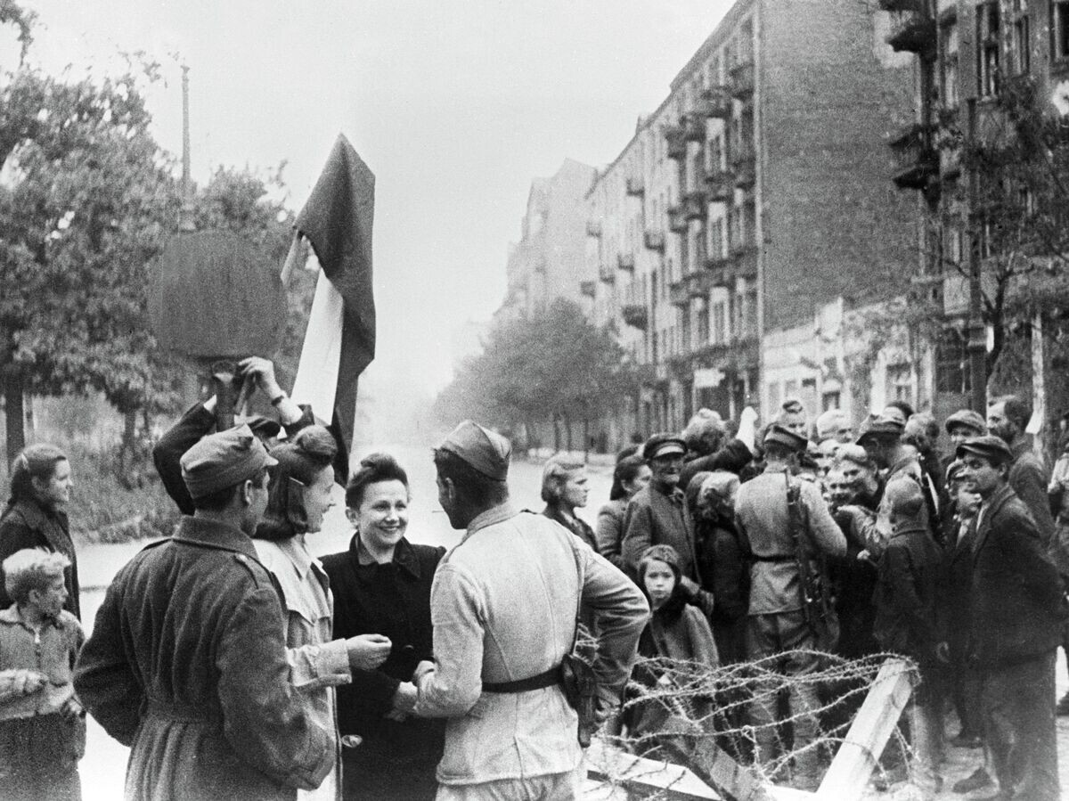    Мирные жители Варшавы и бойцы Красной армии | © РИА Новости