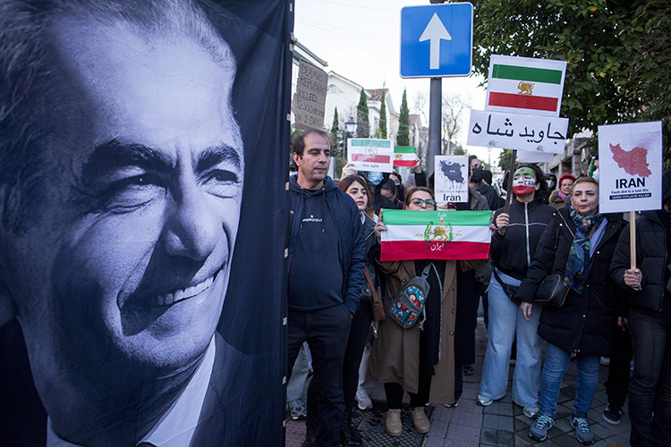    «Я сам лично видел, как на протяжении многих лет в персоязычном сегменте интернета и даже на улицах Ирана романтизировалась эпоха Пехлеви, причем в таком „ванильном“, полуфэнтезийном варианте, не имевшем ничего общего с реальностью».   
Фото: © Luis Soto / Keystone Press Agency / www.globallookpress.com