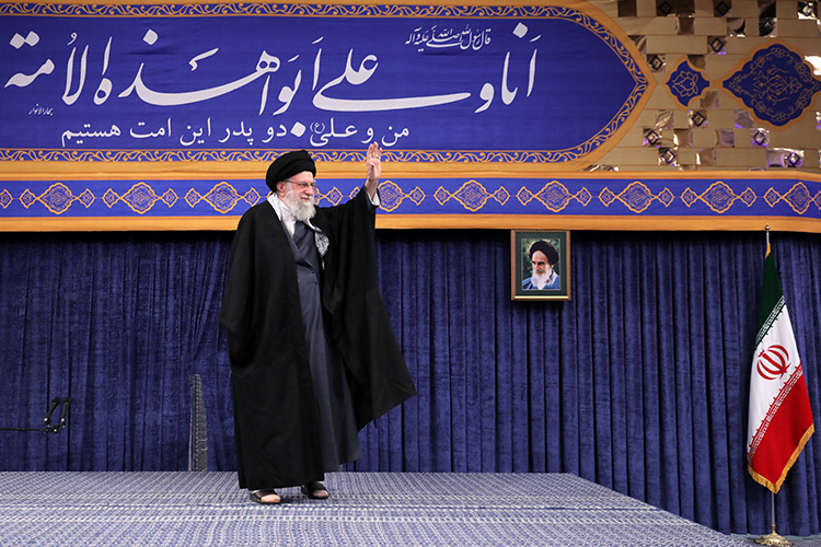    «Иран — это стреляный воробей, который буквально прошел и огонь, и воду, и даже медные трубы. Их пытались всковырнуть всеми возможными способами, но они держатся».   
Фото: © Iranian Supreme Leader’S Office / Keystone Press Agency / www.globallookpress.com