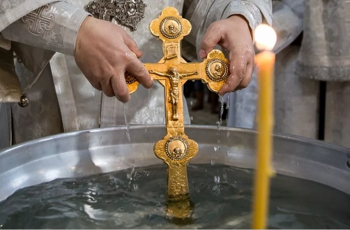 Основное место для набора агиасмы — православный храм, где 18 и 19 января освящают воду и ставят дополнительные ёмкости для прихожан.