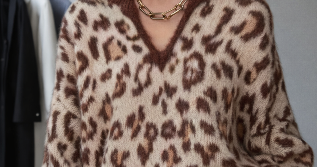 Это точно не для бабушек! - 10 стильных вязаных кофточек, которые хочется носить в 50 и после