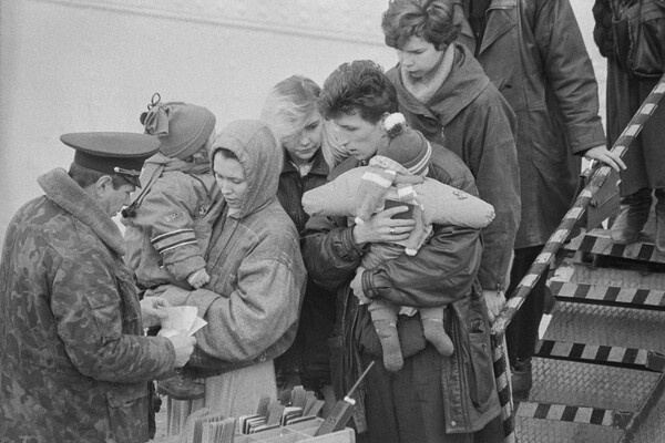 Возвращение заложников с парома «Аврасия», Сочи, 1996 год / Виктор Клюшкин/ТАСС  