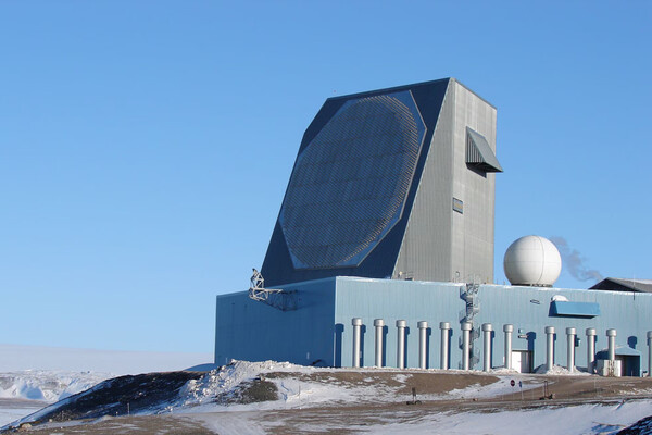 Радар предупреждения о ракетном нападении, установленный в Гренландии / hanscom.af.mil  