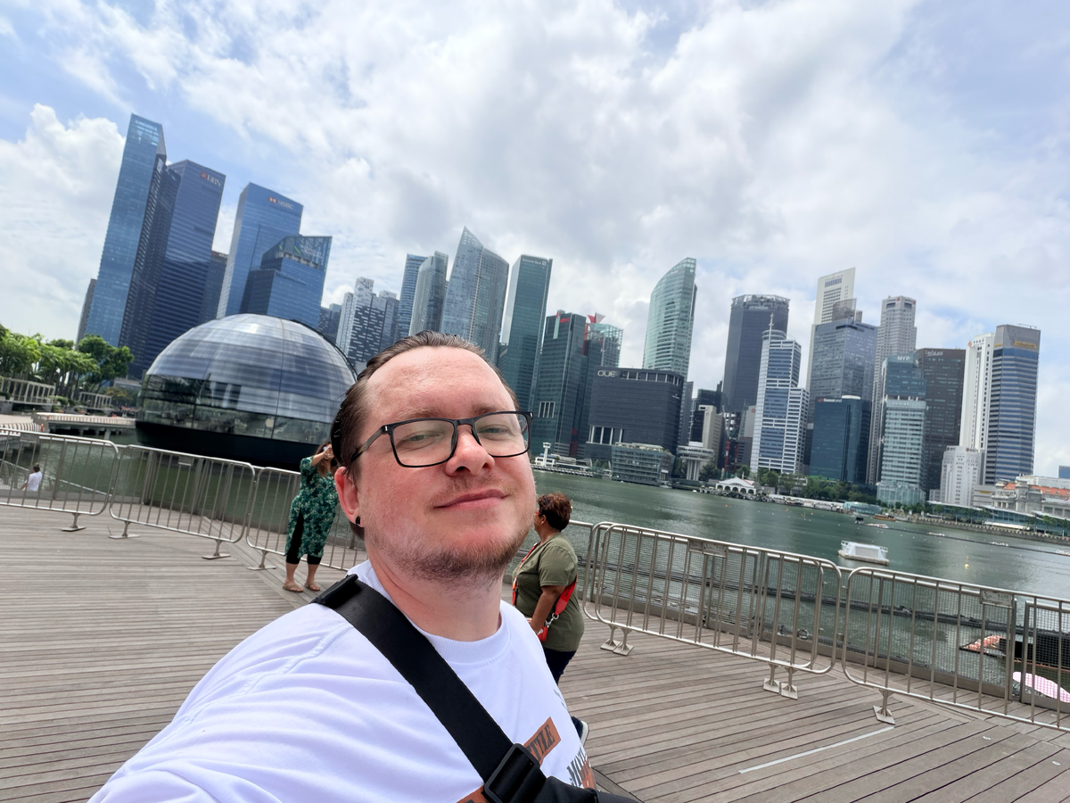это я в Сингапуре в 5ти минутах от исполнения мечты)