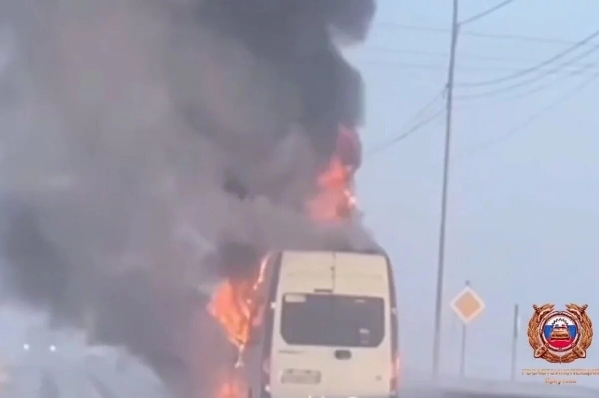    Момент возгорание микроавтобуса в Иркутском районе попал на видео