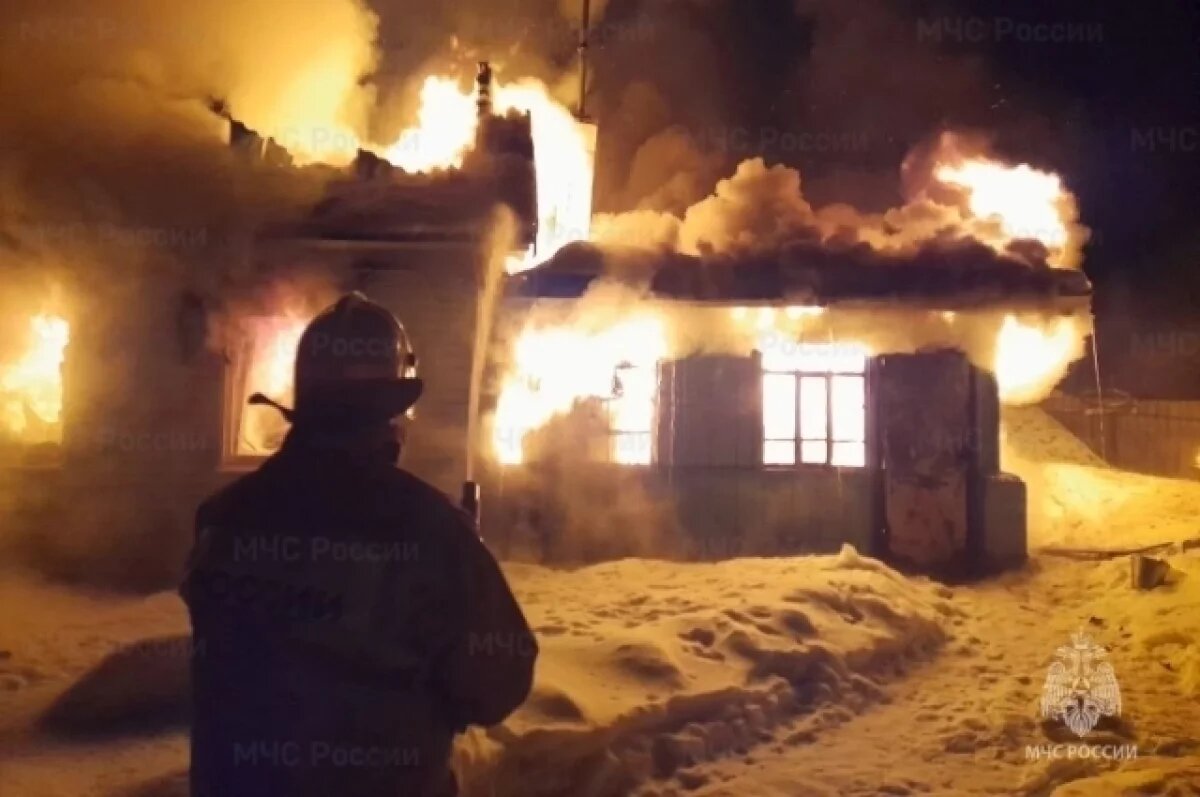    Три отделения спасателей тушили пожар в Почепском районе Брянщины
