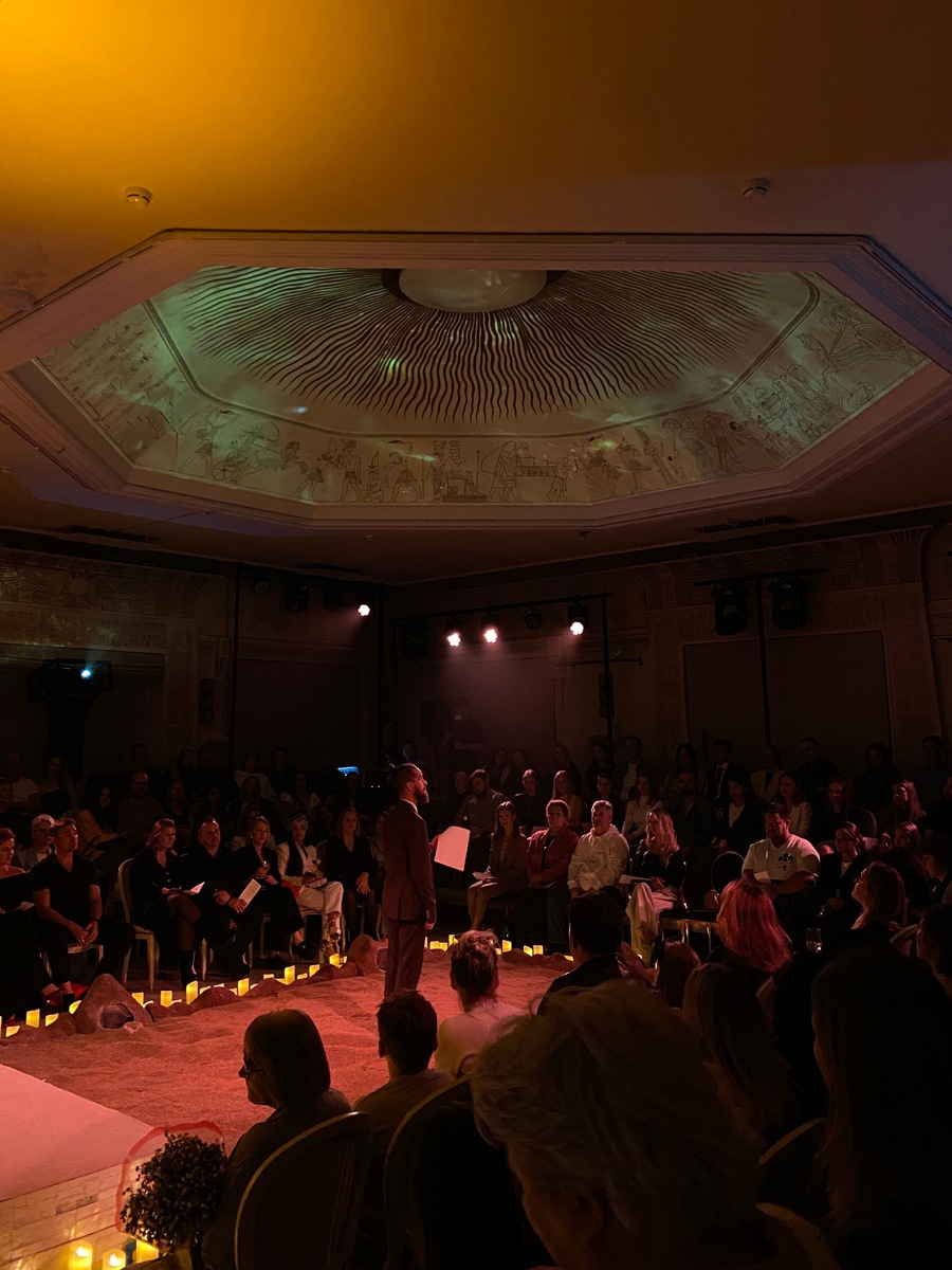 Во время спектакля.