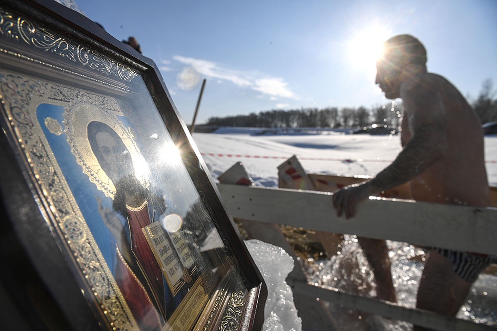    Ежегодно толпы верующих и неверующих, но ищущих новых ощущений людей участвуют в погружениях в воду - с молитвами и без, в рубашках, купальниках или вовсе без одежды. / Фото: Александр Кряжев / РИА Новости