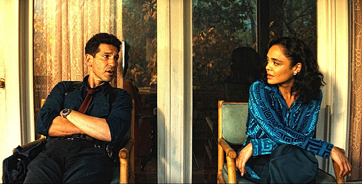 "- Тут за день так накувыркаешься / Придёшь домой - там ты сидишь..."© Высоцкий. Про другую Зину.